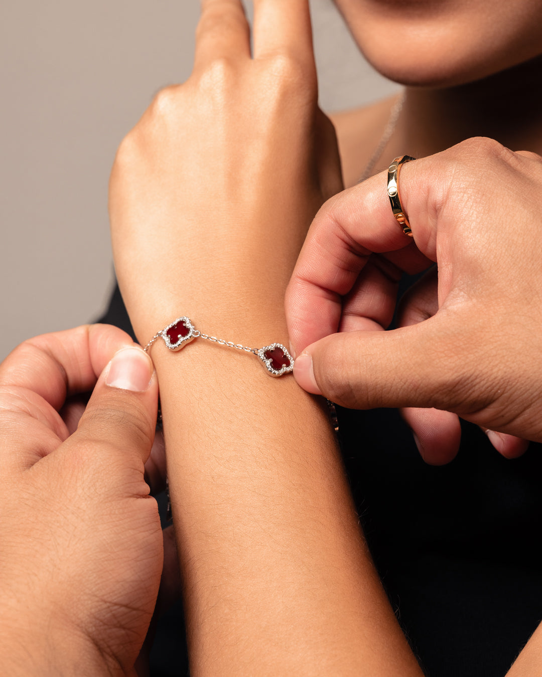 Pulsera Estilo Van Cleef Plateada con Trébol Pequeño Rojo Oscuro | Plata 925 + Enchapado de Oro de 18K + Concha Nácar | 17 + 5cm