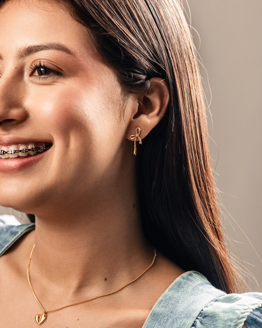 Aretes Lazo Elegante Dorado | Plata 925 + Enchapado de Oro 18K | Diseño Minimalista