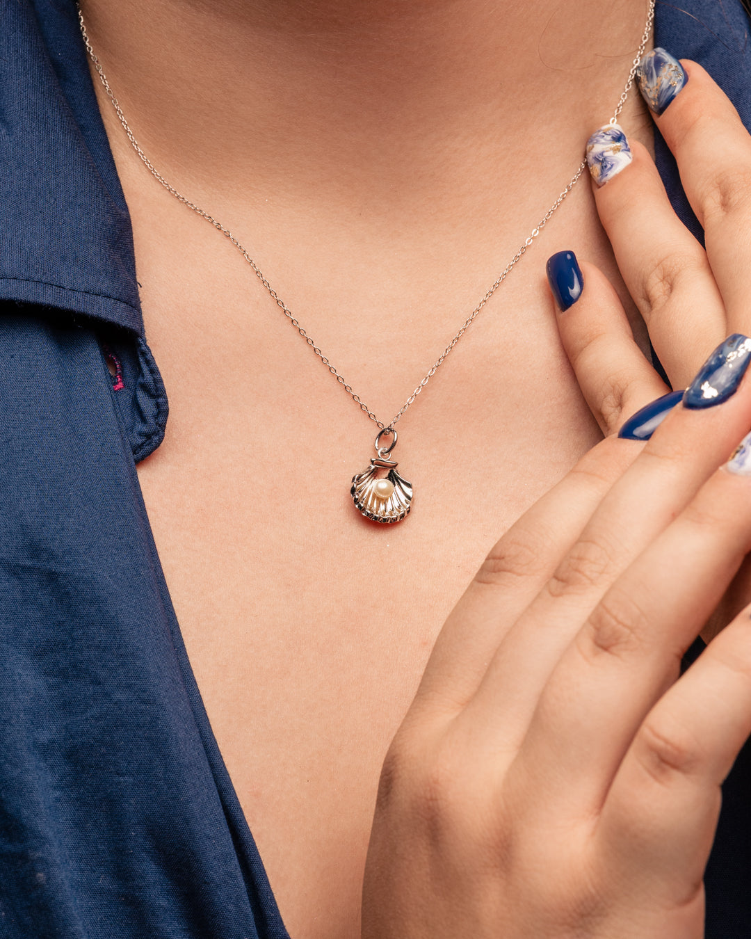 Cadena Shell Pearl Plateada | Plata 925 + Enchapado de Oro Blanco | Perla de Agua Dulce