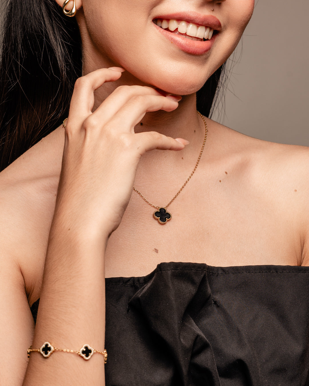 Cadena de Trébol Estilo Van Cleef Dorada con Negro | Cadena de Plata 925 + Enchapado de Oro de 18k con Zirconias