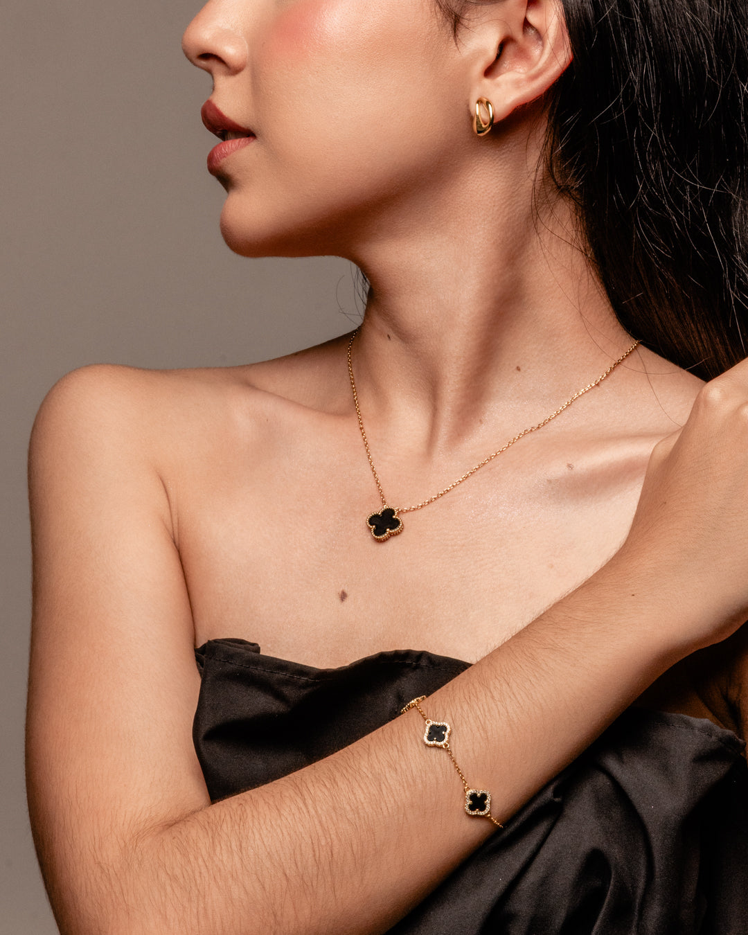 Cadena de Trébol Estilo Van Cleef Dorada con Negro | Cadena de Plata 925 + Enchapado de Oro de 18k con Zirconias