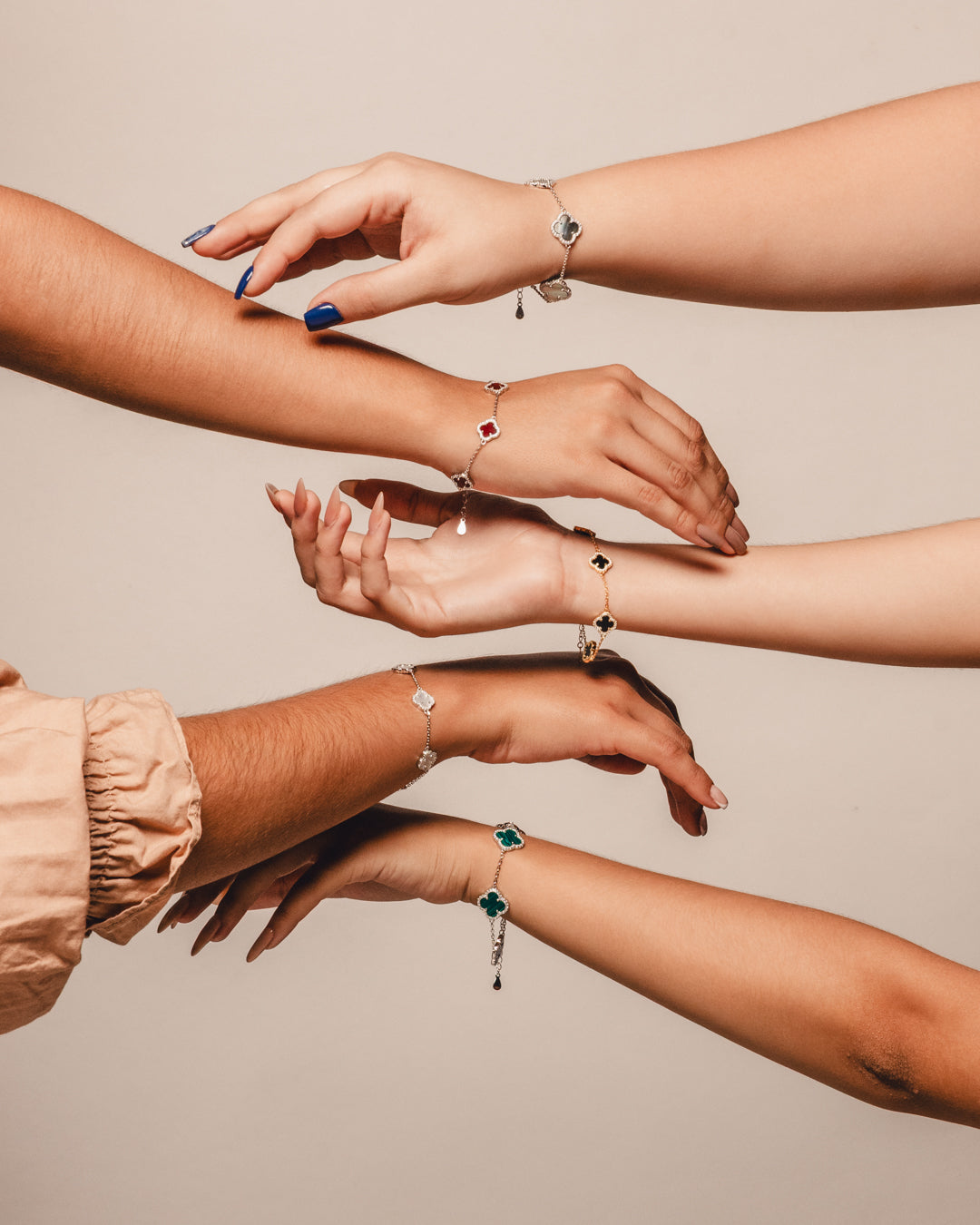 Pulsera Estilo Van Cleef Plateada con Trébol Azul Oscuro | Plata 925 + Enchapado de Oro de 18K + Concha Nácar | 18 + 5cm