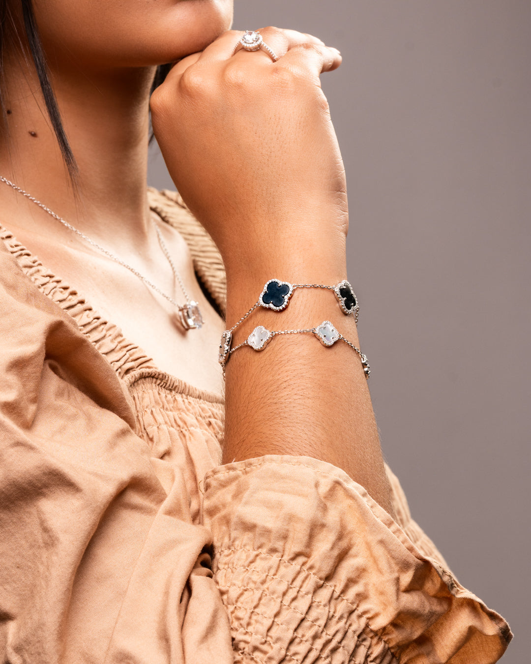 Pulsera Estilo Van Cleef Plateada con Trébol Blanco | Plata 925 + Enchapado de Oro de 18K + Concha Nácar | 17 + 5cm