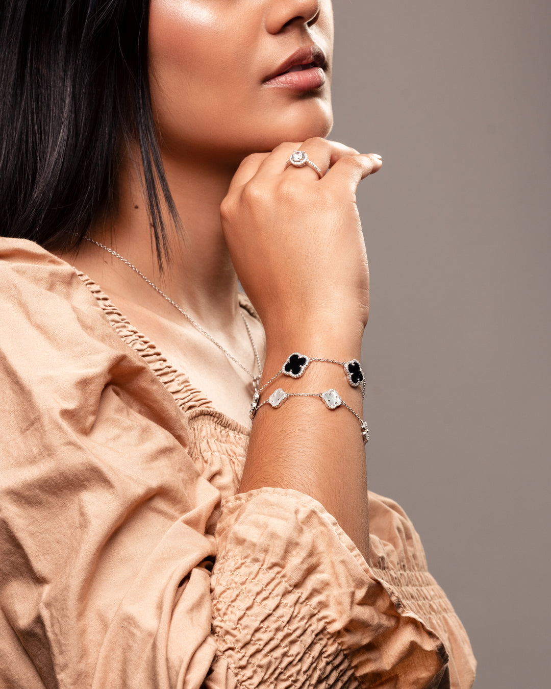 Pulsera Estilo Van Cleef Plateada con Trébol Blanco | Plata 925 + Enchapado de Oro de 18K + Concha Nácar | 17 + 5cm