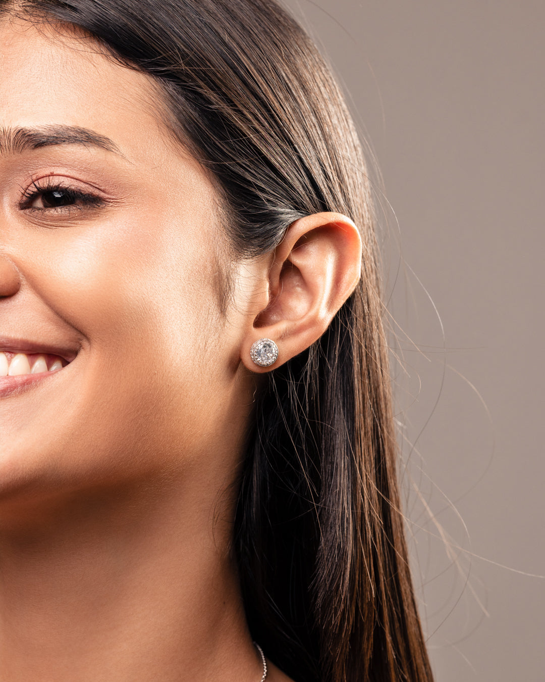 Aretes Plateados Halo Brillante | Plata 925 + Zirconia | Diseño Clásico y Sofisticado
