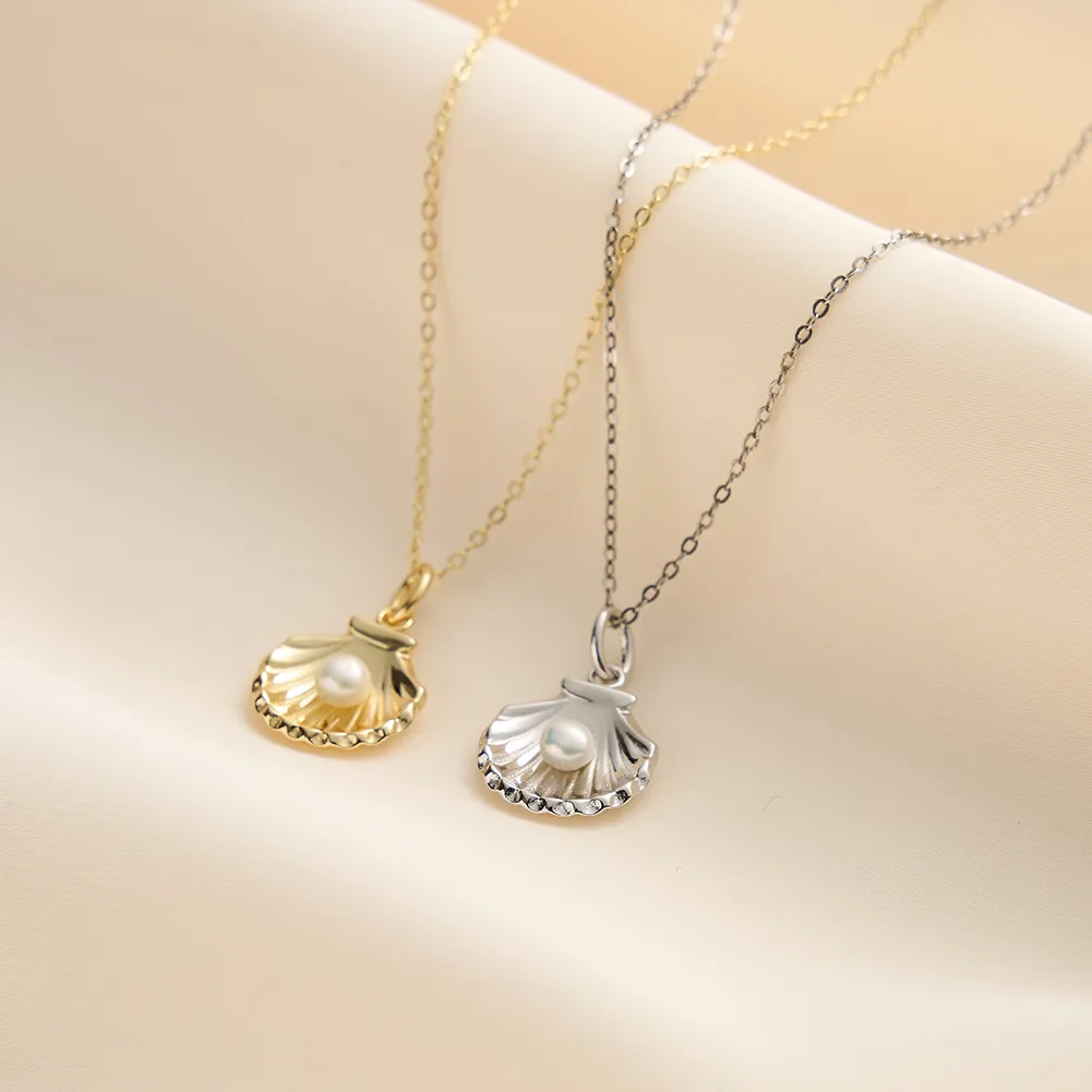 Cadena Shell Pearl Plateada | Plata 925 + Enchapado de Oro Blanco | Perla de Agua Dulce
