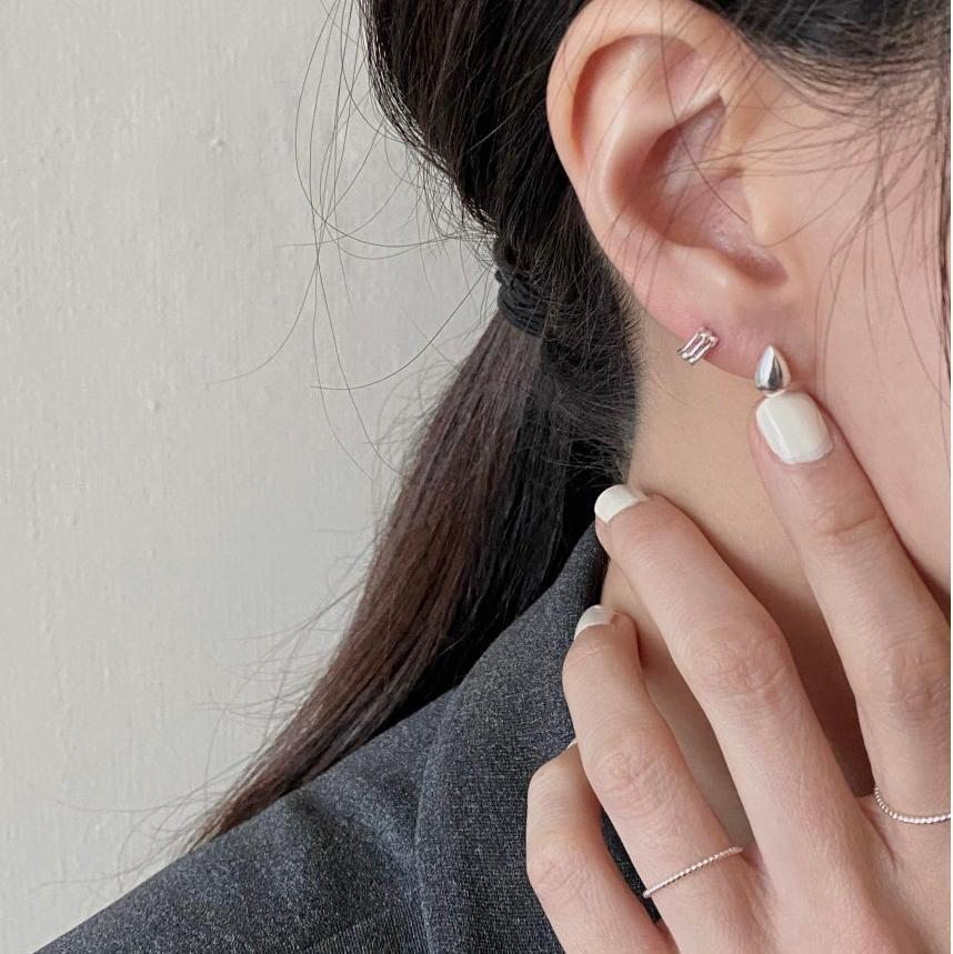 Aretes Plateados Drops Mini | Plata 925 + Enchapado de Oro Blanco | Diseño Minimalista en Forma de Gota