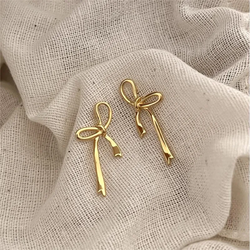 Aretes Lazo Elegante Dorado | Plata 925 + Enchapado de Oro 18K | Diseño Minimalista