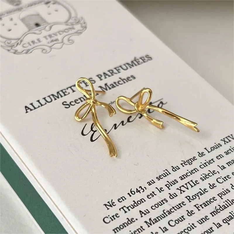 Aretes Lazo Elegante Dorado | Plata 925 + Enchapado de Oro 18K | Diseño Minimalista
