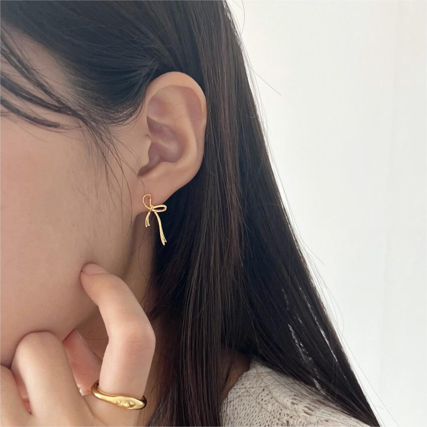Aretes Lazo Elegante Dorado | Plata 925 + Enchapado de Oro 18K | Diseño Minimalista
