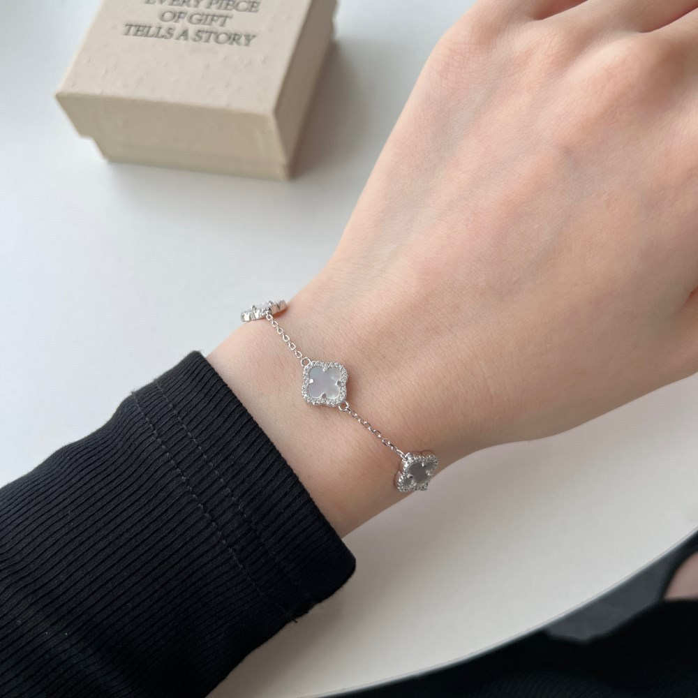 Pulsera Estilo Van Cleef Plateada con Trébol Blanco | Plata 925 + Enchapado de Oro de 18K + Concha Nácar | 17 + 5cm