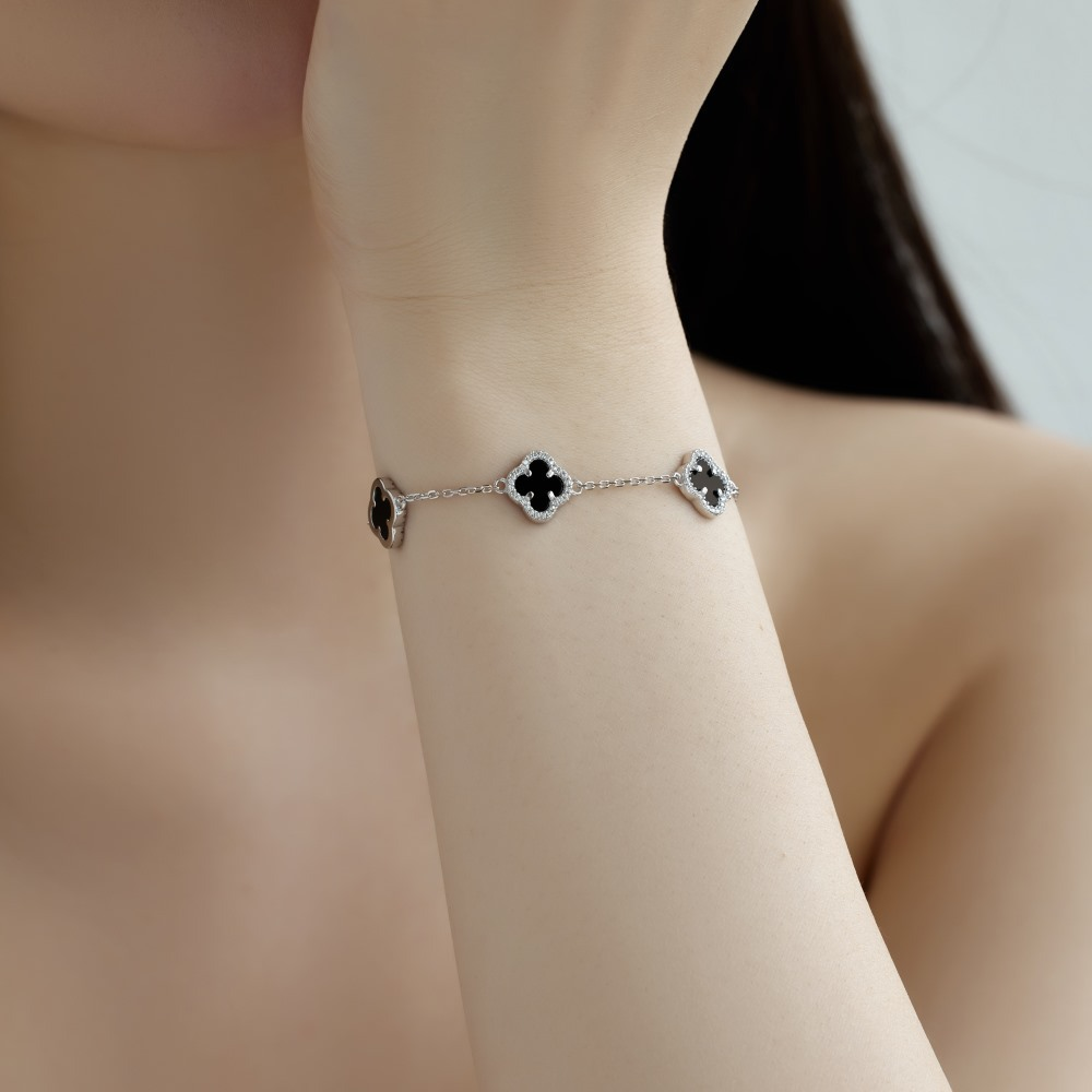 Pulsera Estilo Van Cleef Plateada con Trébol Negro Pequeño | Plata 925 + Enchapado de Oro de 18K + Concha Nácar | 17 + 5cm