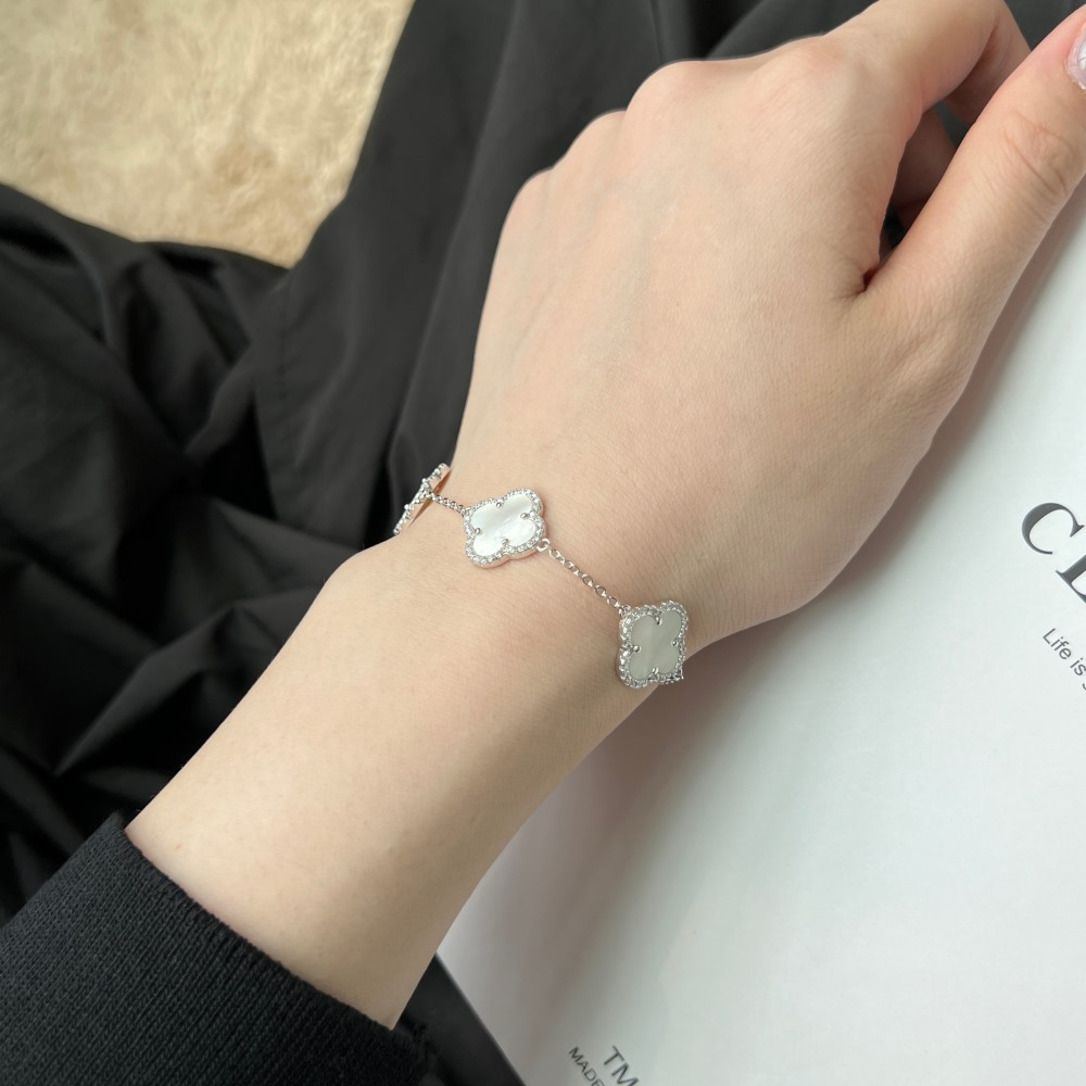 Pulsera Estilo Van Cleef Plateada con Trébol Blanco | Plata 925 + Enchapado de Oro de 18K + Concha Nácar | 18 + 5cm