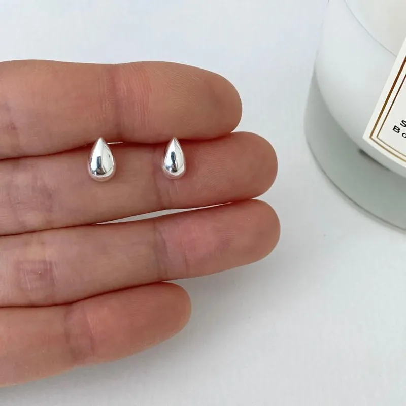 Aretes Plateados Drops Mini | Plata 925 + Enchapado de Oro Blanco | Diseño Minimalista en Forma de Gota
