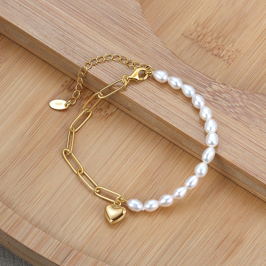 Pulsera de Perlas y Eslabones Dorada con Dije de Corazón | Pulsera de Plata 925 + Enchapado de Oro de 18k y Perlas de Agua Dulce.